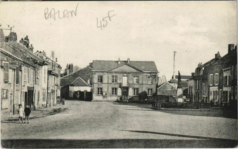Carte postale ancienne Balan - Place de la Mairie à Balan