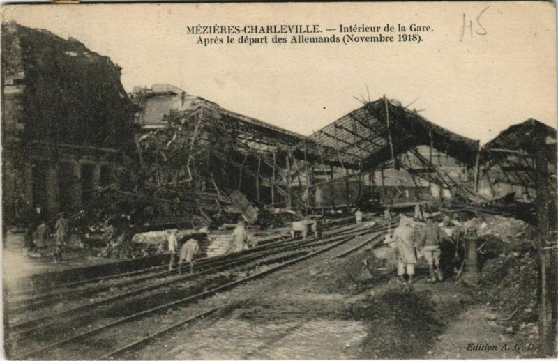 Carte postale ancienne Mezieres - Charleville - Interieur de la Gare