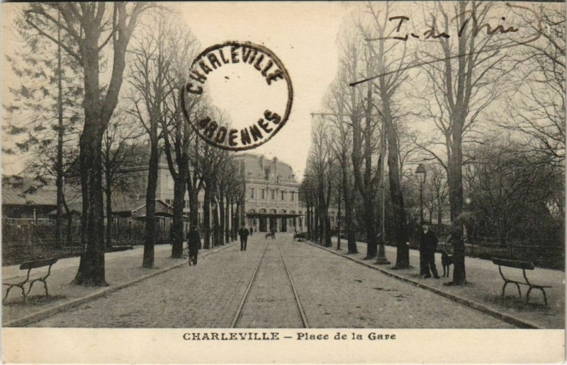 Carte postale ancienne Charleville - Place de la Gare