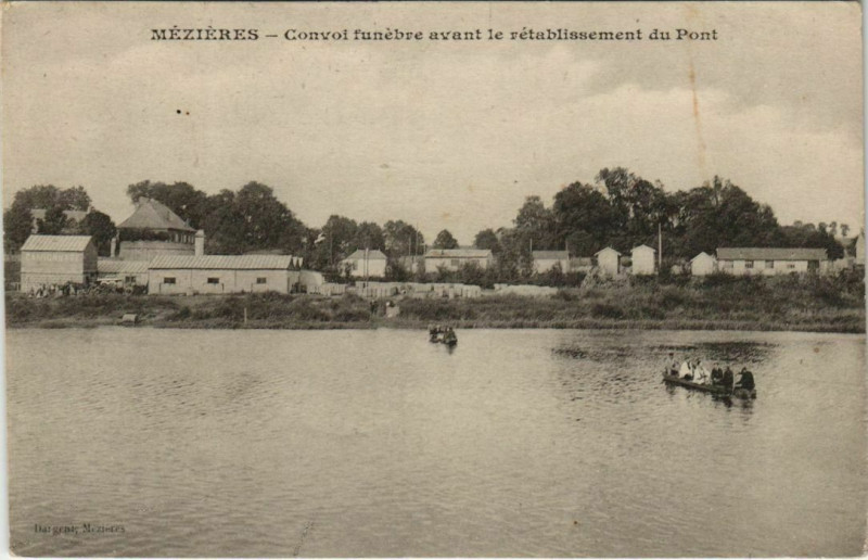 Carte postale ancienne Mezieres - Convoi funebre avant le retablissement du Pont