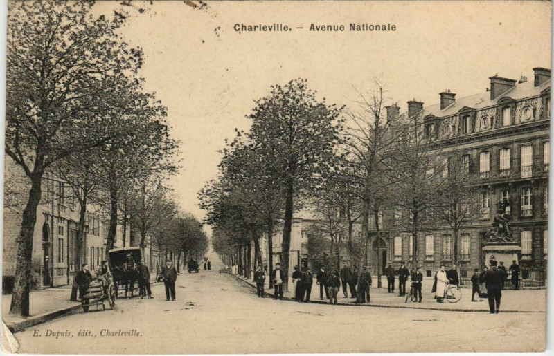 Carte postale ancienne Charleville - Avenue Nationale