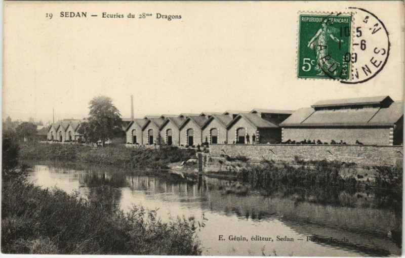 Carte postale ancienne Sedan - Ecuries du 28 Dragons à Sedan