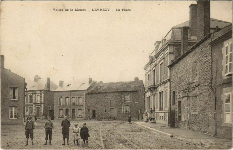 Carte postale ancienne Levrezy - La Place