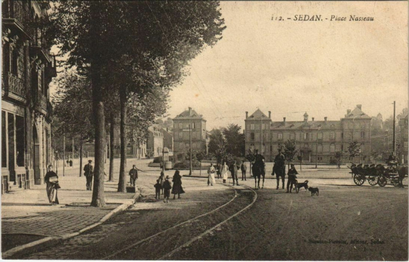 Carte postale ancienne Sedan - Place Nasseau à Sedan