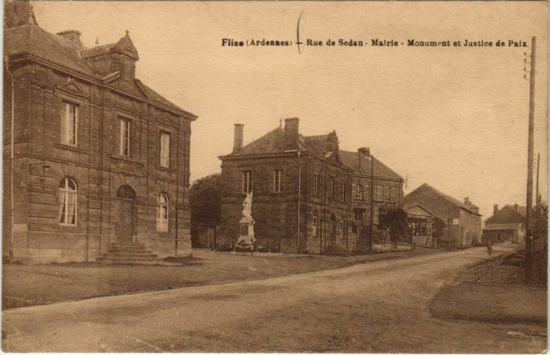 Carte postale ancienne Flize - Rue de Sedan - Mairie - Monument et Justice de Paix à Flize