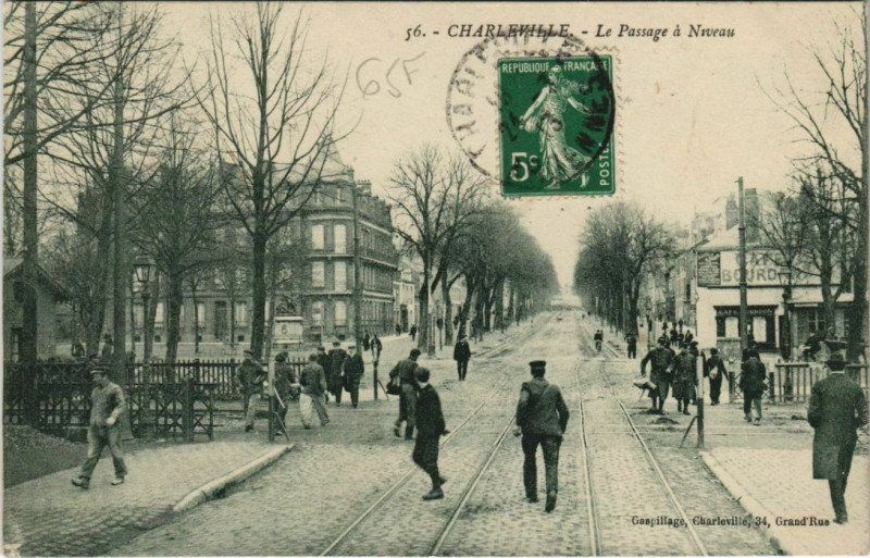Carte postale ancienne Charleville - Le Passage a Niveau