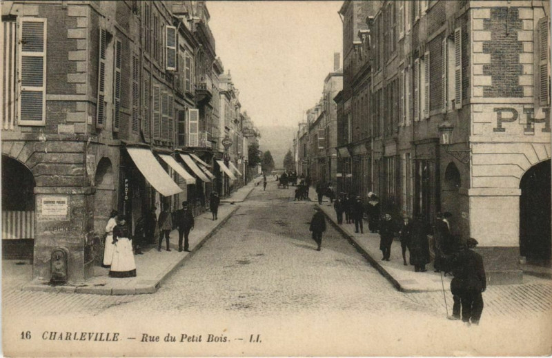 Carte postale ancienne Charleville - Rue Petit Bois