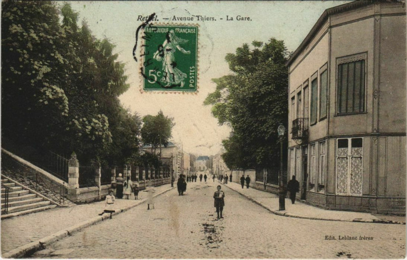 Carte postale ancienne Avenue Thiers - La Gare