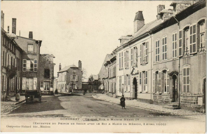 Carte postale ancienne Donchery - Grande Rue & Maison Henri Iv à Donchery