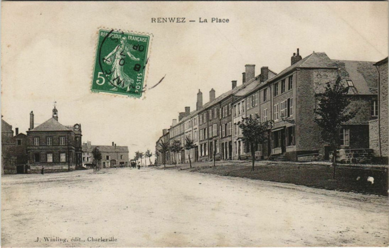 Carte postale ancienne Renwez - La Place à Renwez