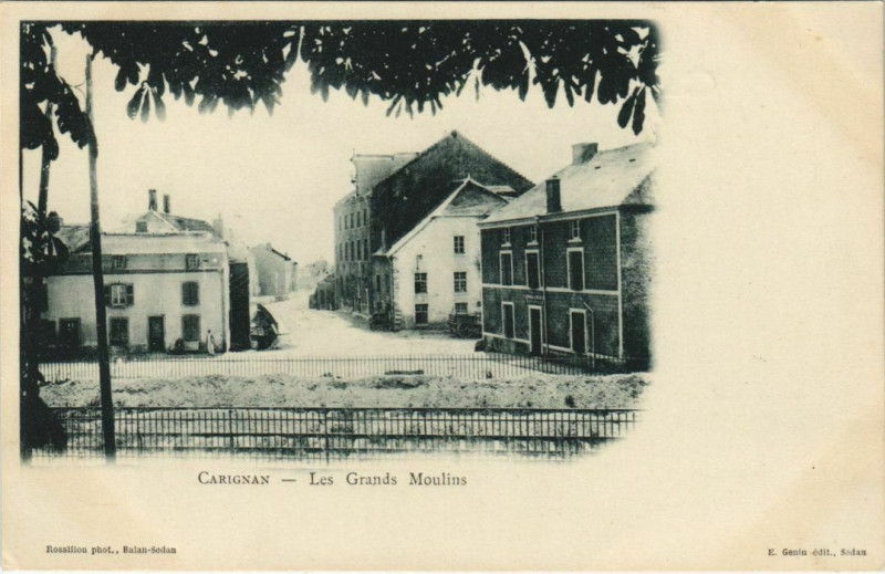 Carte postale ancienne Carignan - Les Grands Moulins à Carignan