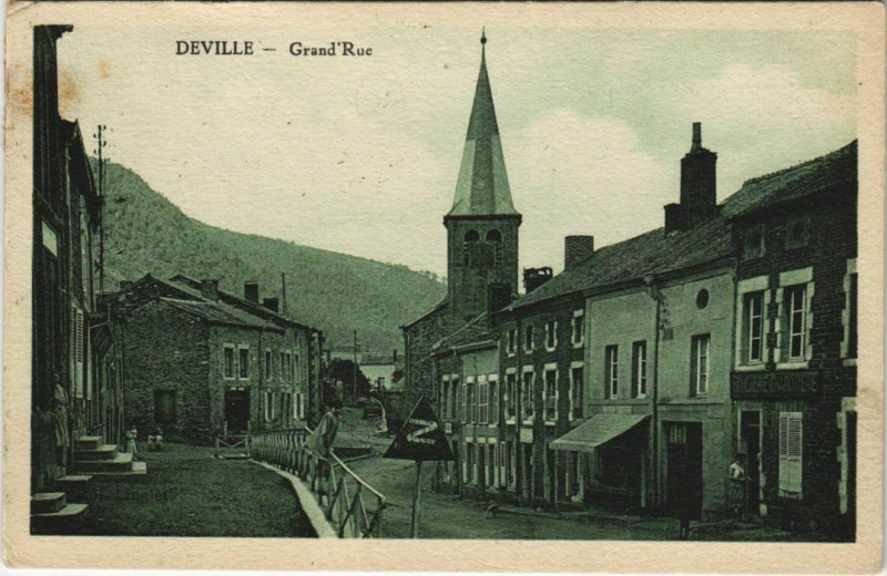 Carte postale ancienne Deville - Grand Rue à Deville