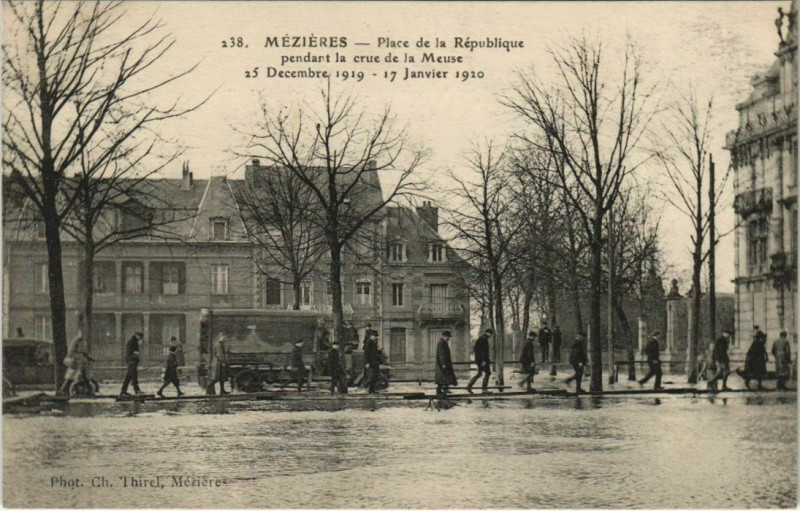 Carte postale ancienne Mezieres - Place de la Republique