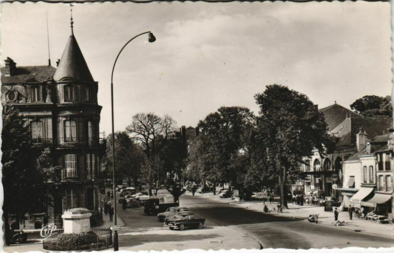 Carte postale ancienne Charleville - Cours Briand