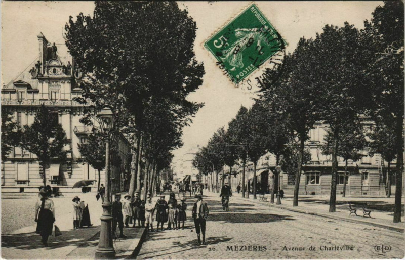 Carte postale ancienne Mezieres - Avenue de Charleville