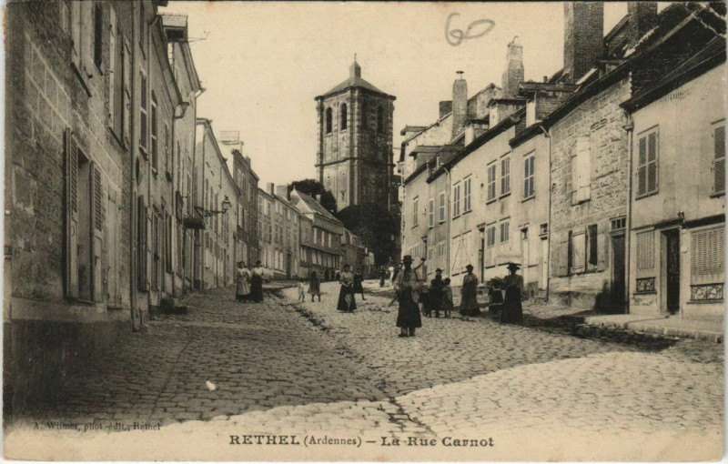 Carte postale ancienne Rethel - La Rue Carnot à Rethel