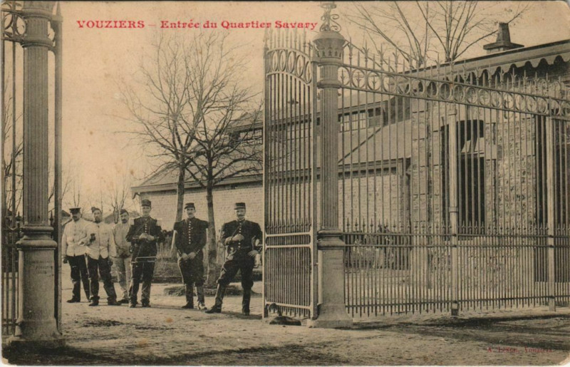 Carte postale ancienne Entrée du Quartier Savary à Vouziers