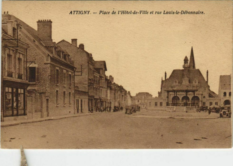 Carte postale ancienne Attigny - Place de l'Hotel de Ville et rue Louis-le-Debonnaire à Attigny