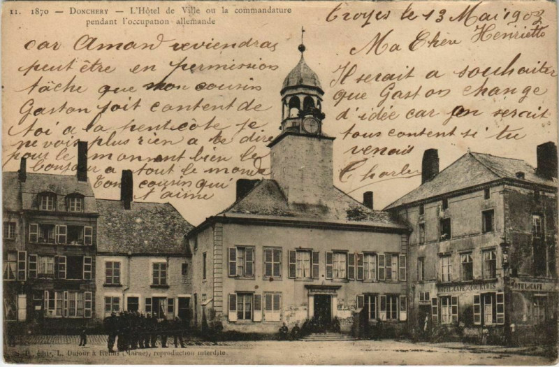 Carte postale ancienne Donchery - L'Hotel de Ville ou la commandature à Donchery