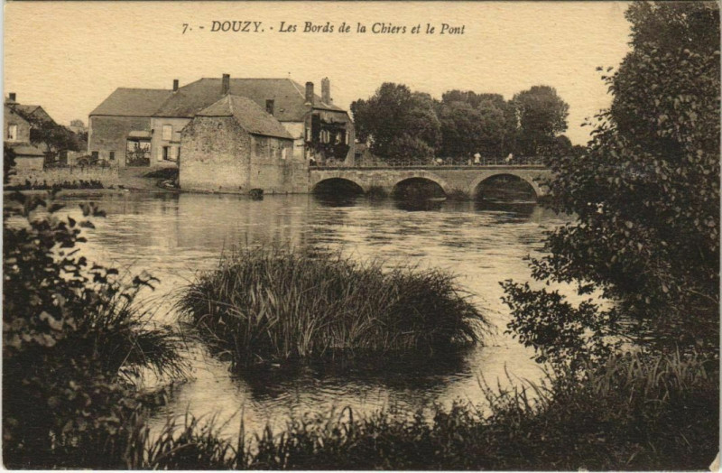 Carte postale ancienne Douzy - Les Bords de la Chiers et le Pont à Douzy