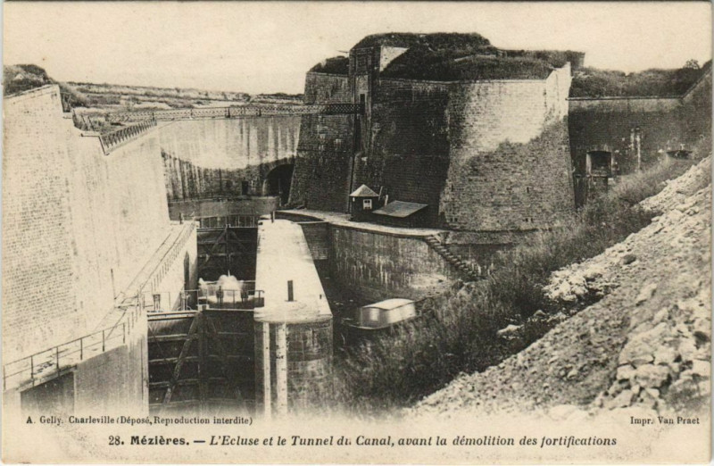 Carte postale ancienne Mezieres - L'Ecluse et le Tunnel du Canal
