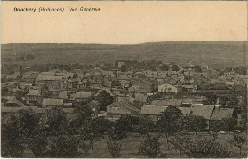 Carte postale ancienne Donchery - Vue générale à Donchery