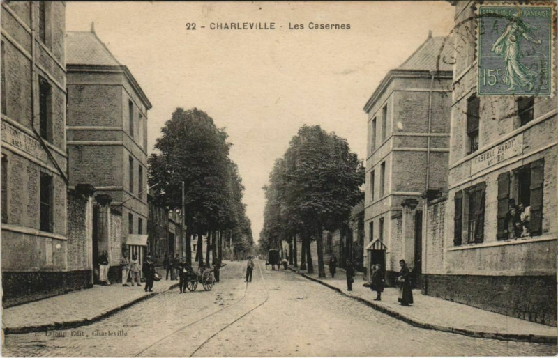 Carte postale ancienne Charleville - Les Casernes