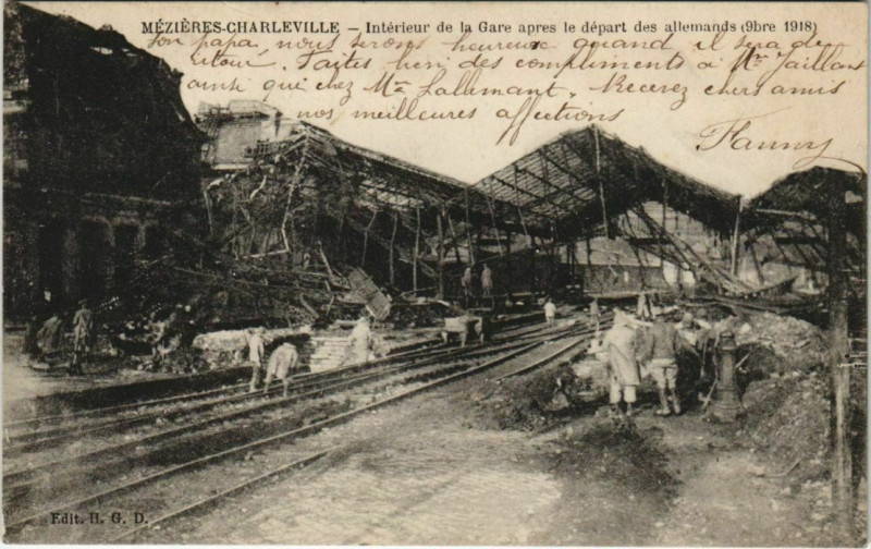 Carte postale ancienne Mezieres Charleville Interieur de la Gare apres le depart des all