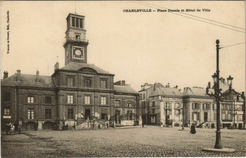 Carte postale ancienne Charleville - Place Ducale et Hotel de Ville