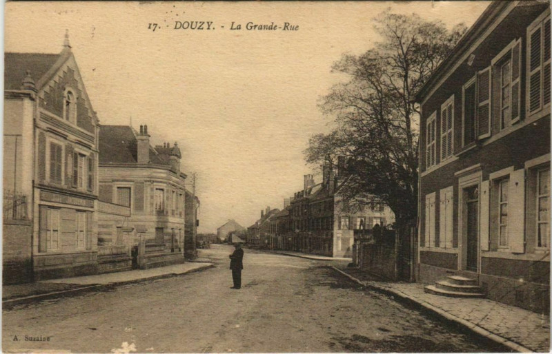 Carte postale ancienne Douzy - La Grande rue à Douzy