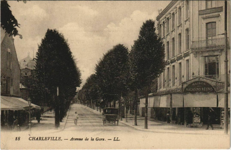 Carte postale ancienne Charleville - Avenue de la Gare
