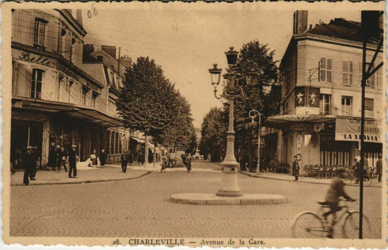 Carte postale ancienne Charleville - Avenue de la Gare