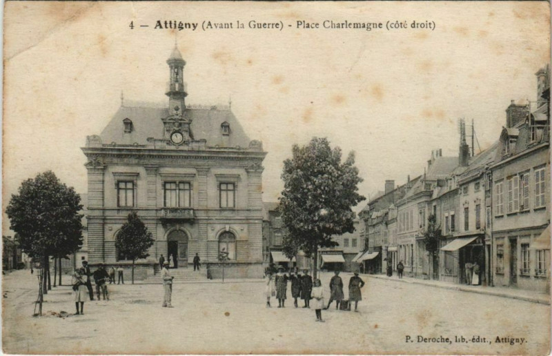 Carte postale ancienne Attigny - Place Charlemagne à Attigny