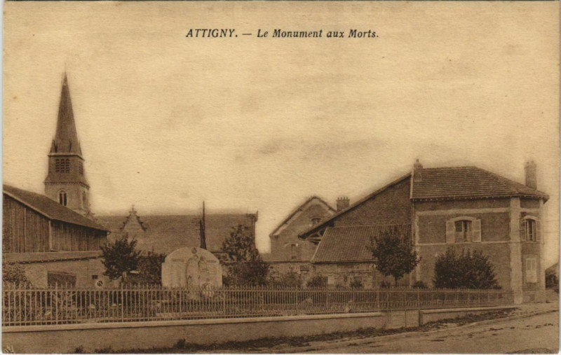 Carte postale ancienne Attigny - Le Monument aux Morts à Attigny
