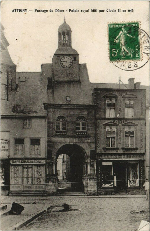 Carte postale ancienne Attigny - Passage du Dome à Attigny