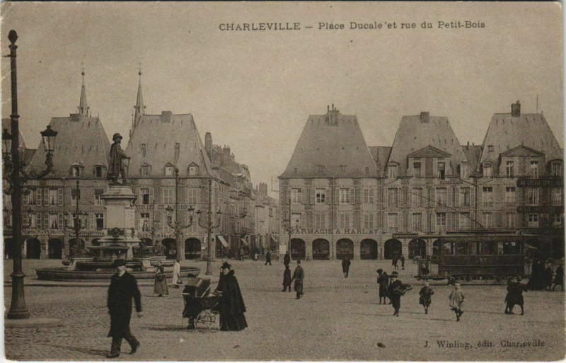 Carte postale ancienne Charleville - Place Ducale et rue du Petit-Bois