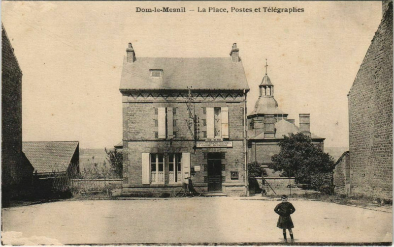 Carte postale ancienne Dom-le-Mesnil - La Place à Dom-le-Mesnil