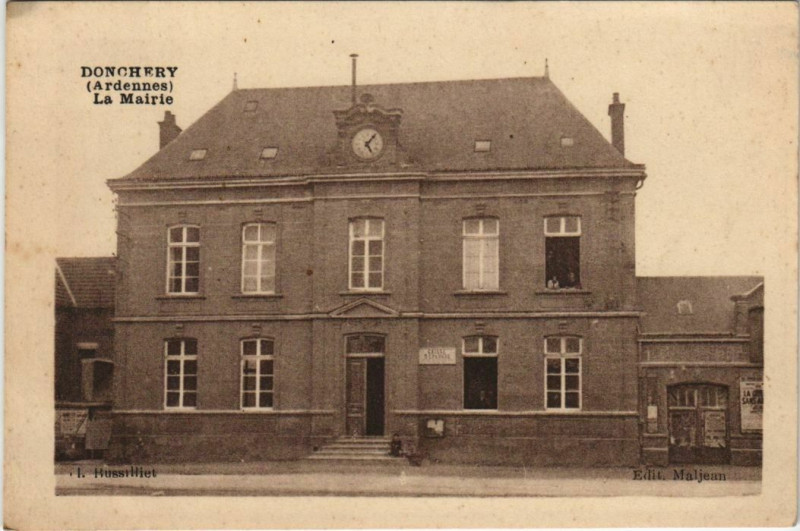 Carte postale ancienne Donchery - La Mairie à Donchery