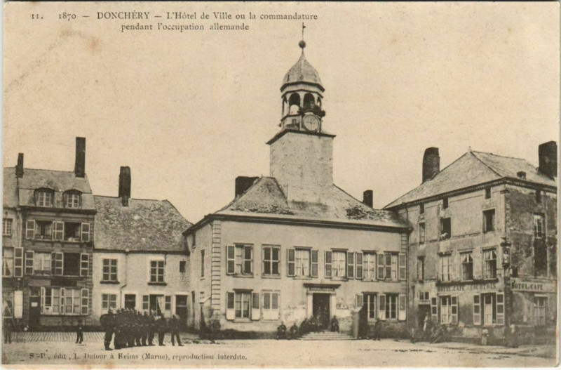 Carte postale ancienne Donchery - L'Hotel de Ville ou la commandature à Donchery