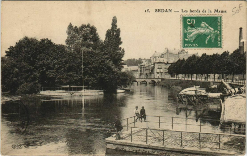 Carte postale ancienne Sedan - Les Bords de la Meuse à Sedan