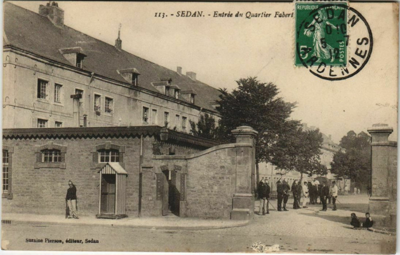 Carte postale ancienne Sedan - Entree du Quartier Fabert à Sedan
