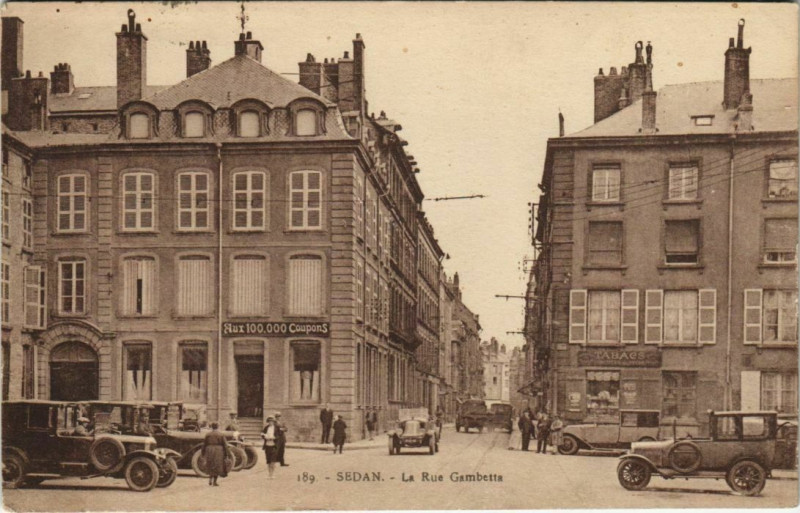 Carte postale ancienne Sedan - La Rue Gambetta à Sedan