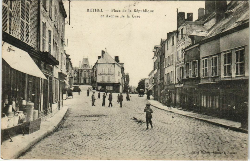 Carte postale ancienne Rethel - Place de la Republique à Rethel