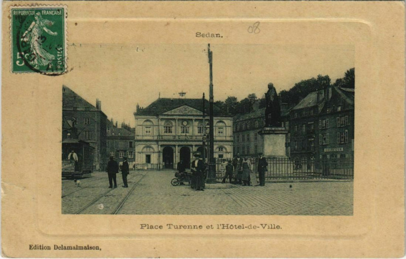 Carte postale ancienne Sedan - Place Turenne et l'Hotel de Ville à Sedan