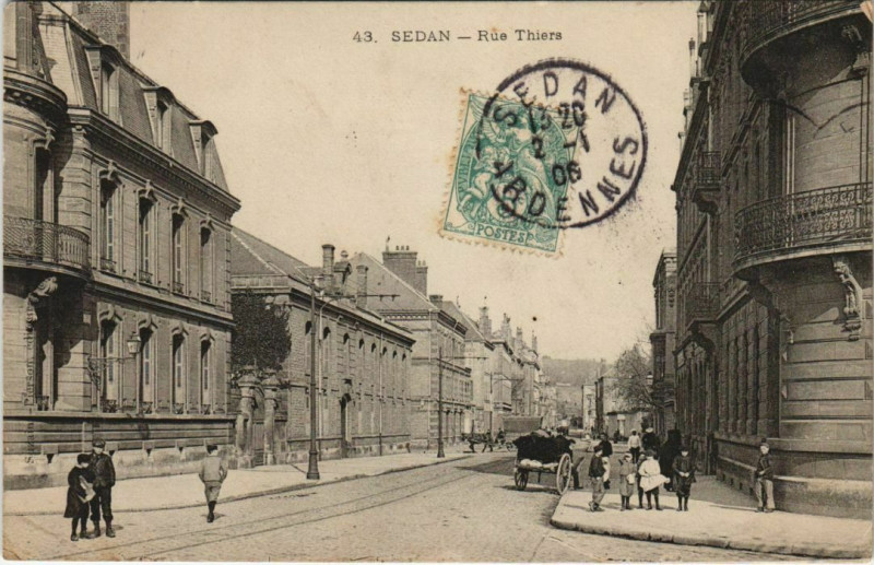 Carte postale ancienne Sedan - Rue Thiers à Sedan