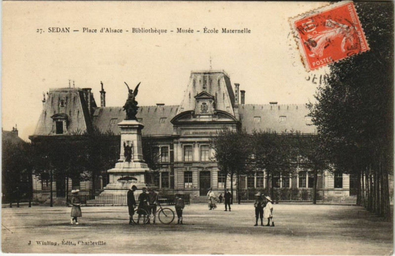 Carte postale ancienne Sedan - Place d'Alsace à Sedan