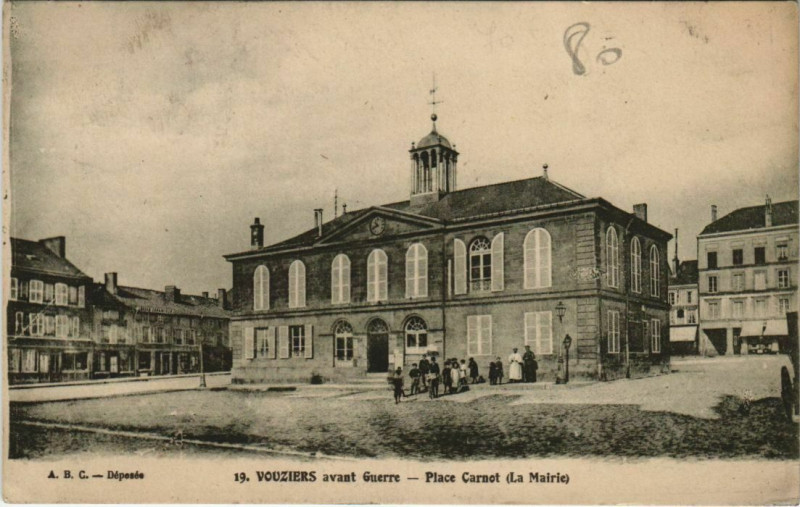 Carte postale ancienne Vouziers avant Guerre - Place Carnot à Vouziers