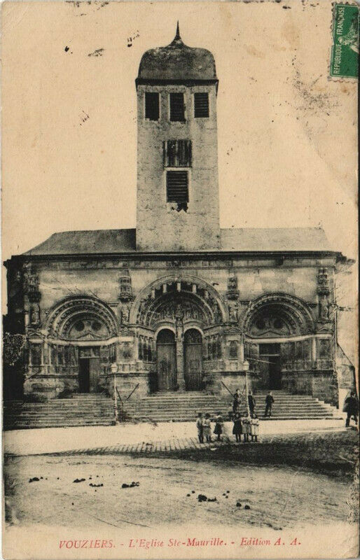 Carte postale ancienne Vouziers - L'Eglise Sainte-Maurille à Vouziers