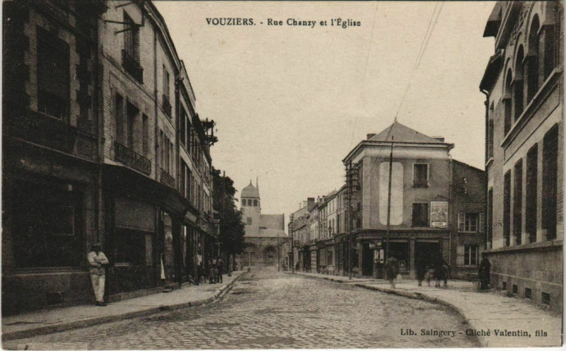 Carte postale ancienne Vouziers - Rue Chanzy et l'Eglise à Vouziers