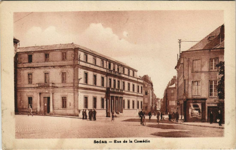 Carte postale ancienne Sedan - Rue de la Comedie à Sedan